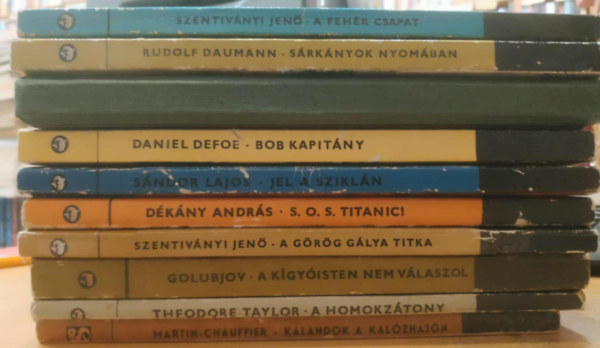 Theodore Taylor, Szentiványi Jenő, Dékány András, Daniel Dafoe, Sándor Lajos, Rudolf Daumann, Gleb Golubjov, R. L. Stevenson Simone Martin-Chauffier - Sebők Imre - 10 db Delfin regény: A fehér csapat; A görög gálya titka; A homokzátony; A kincses sziget; A kígyóisten nem válaszol; Bob kapitány; Jel a sziklán; Kalandok a kalózhajón; Sárkányok nyomában; S. O. S. Titanic!