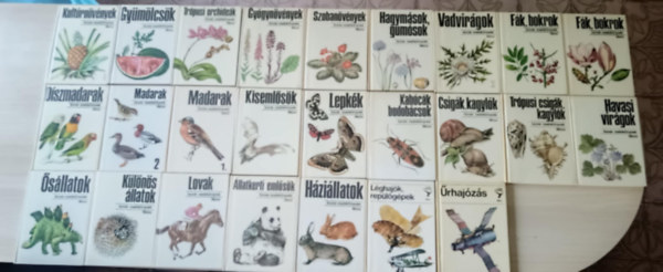 25db Búvár zsebkönyv-címek a képen