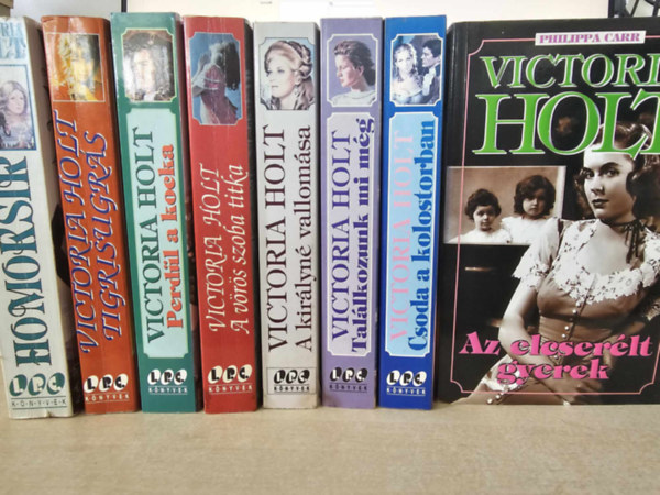 Victoria Holt - 8 db Victoria Holt romantikus kötet, KÖNYVMENTŐ AJÁNLAT: Homoksír +Tigrisugrás+ Perdül a kocka+ A vörös szoba titka+ A királyné vallomása+ Találkozunk mi még+ Csoda a kolostorban+Az elcserélt gyerek