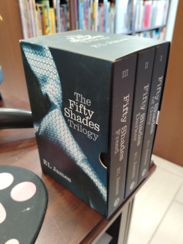 E L James - The Fifty Shades Trilogy (Fifty Shades of Grey, Fifty Shades Darker, Fifty Shades Freed)