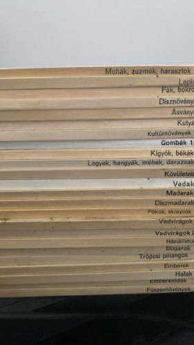 24 db a b�v�r zsebk�nyvek sorozatb�l