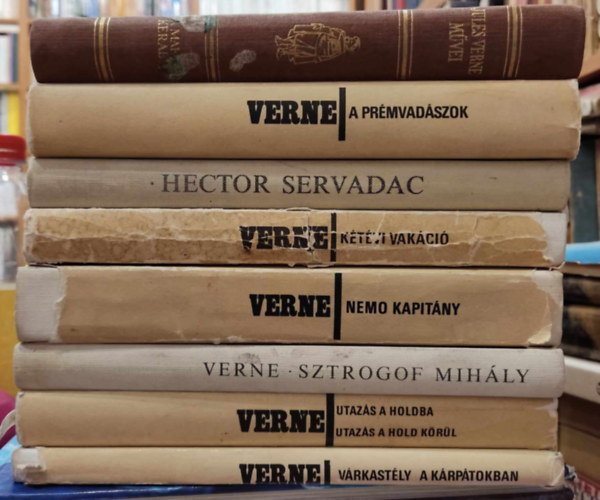 Verne Gyula - 8 db Verne Gyula: A makacs Keraban; A pr�mvad�szok; Hector Servadac; K�t�vi vak�ci�; Nemo kapit�ny; Sztrogof Mih�ly; Utaz�s a Holdba/Utaz�s a Hold k�r�l; V�rkast�ly a k�rp�tokban