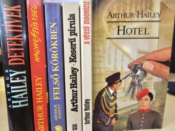 Arthur Hailey - 6db Hailey k�tet, K�NYVMENT� AJ�NLAT: Hotel+ A v�gs� diagn�zis+ Keser� pirula+ Fels� k�r�kben+ Nagyfesz�lts�g+ Detekt�vek