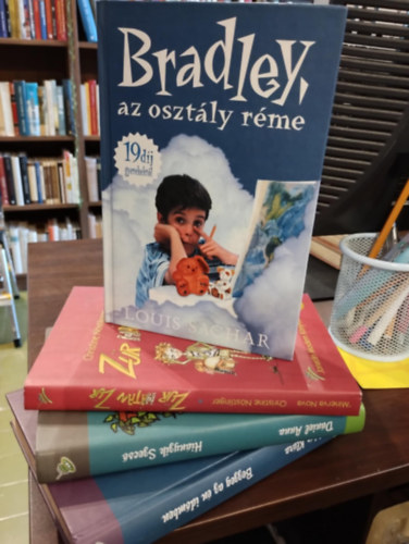 Dniel Anna, Christine Nstlinger, Louis Sachar Fehr Klra - Ifjsgi knyvcsomag 4 darabos KNYVMENT AJNLAT: Bezzeg az n idmben, Hinyzik Szecs, Zr htn zr, Bradley, az osztly rme