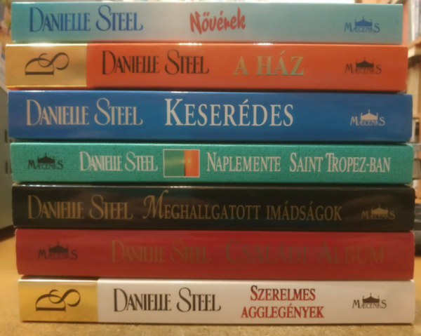 Danielle Steel - 7 db Danielle Steel: Családi album; Meghallgatott imádságok; Naplemente Saint Tropez-ban; Keserédes; Nővérek; A ház; Szerelmes agglegények