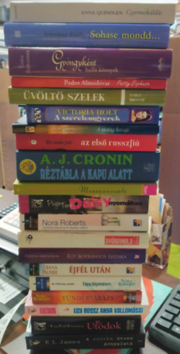 E.L. James, Nora Roberts, A. J. Cronin, Melissa Moretti, Holt Victoria, Anna Quindlen Tbb szerz - 20 db romantikus m: A szrke tven rnyalata + Utdok + Egy rossz anya vallomsai + Tndrvarzs + Tnclpsben +