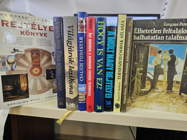 Reader's Digest Kiad� Kft., Rupert O. Matthews, Greguss Ferenc, stb. - 10db album, K�NYVMENT� AJ�NLAT: Rejt�lyek k�nyve+ Var�zslatos F�ld k�r�li utaz�s+ Vil�gj�r�k lexikona+ Csal�di tud�st�r+ �gy m�k�dik a harmadik �vezred technik�ja+ Hogy is van ez?+ A m�lt nagy rejt�lyei+ Term�szeti csod�k atl