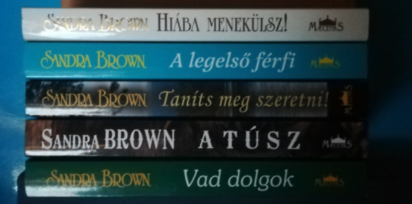 Sandra Brown - 5 db Sandra Brown-k�tet: Hi�ba menek�lsz! + A legels� f�rfi + Tan�ts meg szeretni! + A t�sz + Vad dolgok