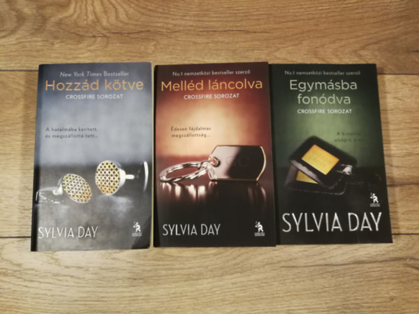 Sylvia Day - Crossfire tril�gia: Egym�sba fon�dva + Hozz�d k�tve + Mell�d l�ncolva