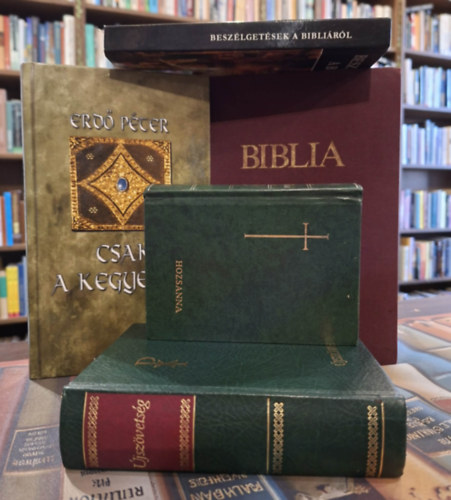 Erd� P�ter, Ford�tott�k �s magyar�zt�k: Dr. G�l Ferenc-Dr. G�l J�zsef-Dr. Gy�rki L�szl�-Dr. Kosztol�nyi Istv�n Rapcs�nyi L�szl� - 5 db vall�si k�tet, K�NYVMENT� AJ�NLAT: Besz�lget�sek a Bibli�r�l, �jsz�vets�gi Szent�r�s, Hozsanna! Teljes kott�s n�p�nekesk�nyv, Csak a kegyelem, Biblia (�sz�vets�gi �s �jsz�vets�gi Szent�r�s)