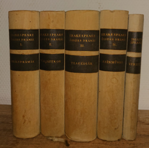 William Shakespeare - 5 k�tet William Shakespeare-t�l: Kir�lydr�m�k, V�gj�t�kok, Trag�di�k, Sz�nm�vek, Versek