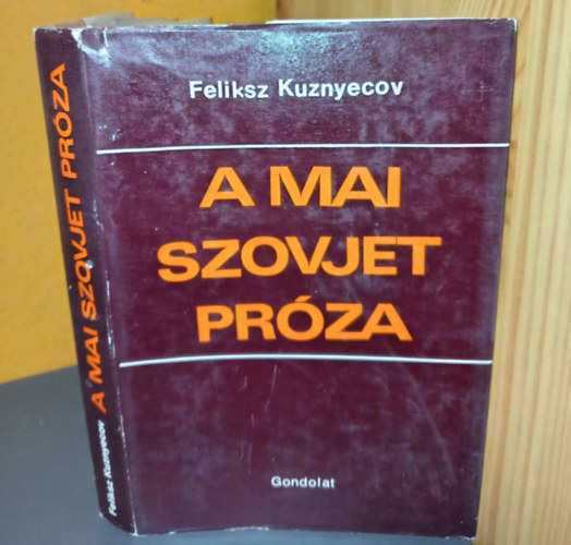 Molnár Magda Feliksz Kuznyecov (szerk.) - A mai szovjet próza - Tanulmányok (Szellemi táplálékunk / A Legfőbb Könyv / A múltat vallatva... / A háború próbatétele / Vérségi kapcsolat / Embernek lenni! / A "természeti" és a társadalmi ember / Még egyszer a történelemről é