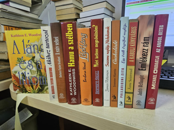 Barbara Taylor Bradford, Barbara Wood, Bertrice Small, James Patterson, Joanne Harris, Pallavicini Zita, Asne Seierstad, Judith McNaught, Michael Ondaatje, k�nyvcsomag Kathleen E. Woodiwiss - 12db romi, K�NYVMENT� AJ�NLAT: A l�ng �s a liliom+ Akihez tartozol+ A sz�v sebei+ Hamu a sz�lben+ L�lekl�ng+ Mi�rt kellene megn�s�ln�m?+ Suzanne napl�ja Nicholasnak+ Csokol�d�+ Egy �r�lt �rgr�fn� napl�ja+ A kabuli k�nyv�rus+ E