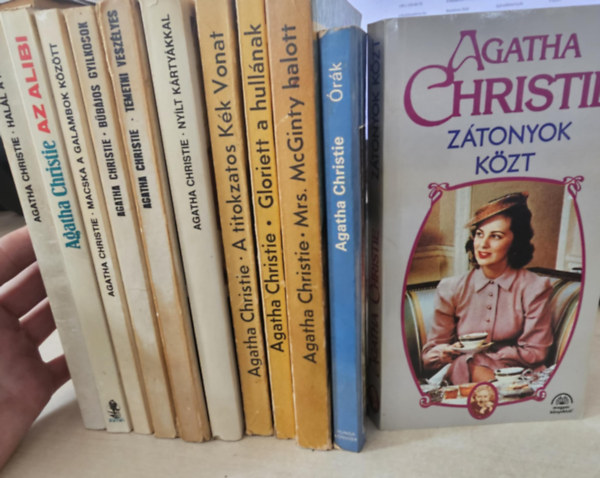 Agatha Christie - 11db Agatha, KNYVMENT AJNLAT: Hall a Nluson+ Az alibi+ Macska a galambok kztt+ Bbjos gyilkosok+ Temetni veszlyes+ Nylt krtykkal+ A titokzatos Kk vonat+ Gloriett a hullnak+ Mrs. McGinty halott+ rk+ Ztonyok kzt