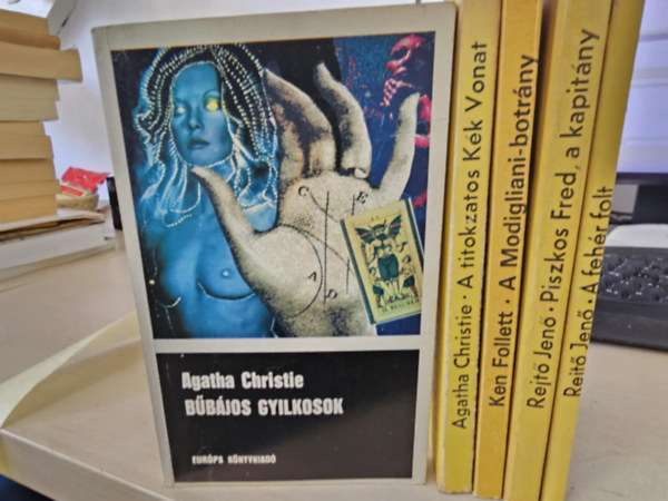Ken Follett, Rejt� Jen� Agatha Christie - 4db krimi, K�NYVMENT� AJ�NLAT: B�b�jos gyilkosok+ A titokzatos k�k vonat+ A Modigliani-botr�ny+ A feh�r folt