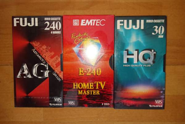 3 VHS kazetta bontatlan csomagolásban: Fuji 30 Min. HQ+, EMTEC Home TV Master - E240, Fuji AG 240