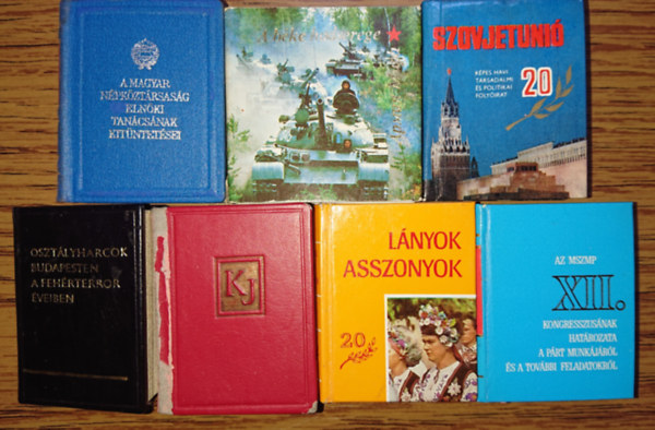 7 propagandisztikus miniknyv a szocializmus idejbl - a cyymek a lersban olvashatk