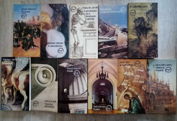 Richard Gilman, Francois Jacob, Carl Friedrich von Weizscker, Tkei Ferenc , Stephen Jay Gould, Heinrich Bll, Francis Bacon, Jurij Lotman, Jean Blot, Mary McCarthy Vaszilij Szeljunyin (szerk.) - Mrleg knyvcsomag (11db) Gykerek / A dekadencia / A lehetsges s a tnyleges valsg / A nmet titanizmus / A szpsg szve (Rgi knai eszttikai rsok) / A panda hvelykujja / Frankfurti eladsok / Esszk - avagy tancsok