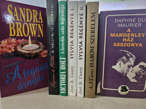 A. J. Cronin, Joel B. Casey, Victoria Holt, Suzanne de Perella, Sandra Brown Daphne Du Maurier - 6db romantikus kötet, KÖNYVMENTŐ AJÁNLAT: A Manderley-ház asszonya+ Három szerelem+ Sylvia regénye I-II+ A hetedik szűz legendája+ A holdtölte asszonyai+ A tegnap árnyai