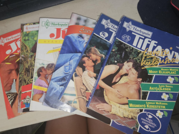 Vicki Lewis Thompson- Janice Kaiser -Donna Carlisle, Stephanie Doyle-Delores Fossen-Tina Wainscott, Joanna Mansell- Susanne McCarthy- Rosemary Hammond Nancy Martin- Lass Small- Lindsay McKenna - 6db romantikus f�zet, 3db Tiffany �s 3db J�lia k�l�nsz�m: Forr� sz�l, �r�kbe kapott szerelem, A boldogs�g kik�t�j�ben+ Vill�mh�zass�g + Nem v�rok holnapig + J�n a baba!+ Nem adlak m�snak! - A l�lek t�kre - Beleval� �ril�ny+ I
