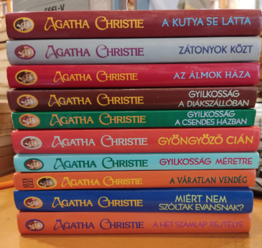 Agatha Christie - 10 db Agatha Christie: A kutya se ltta; Ztonyok kzt; Az lmok hza; Gyilkossg a dikszllban; Gyilkossg a Csendes Hzban; Gyngyz cin; Gyilkossg mretre; A vratlan vendg; Mirt nem szltak Evansnak?; A ht szmlap r