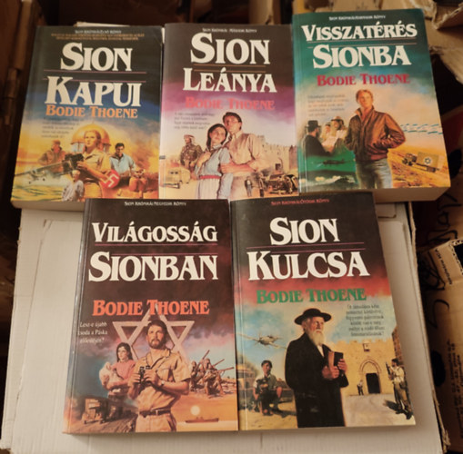 Bodie Thoene - Sion kr�nik�i 1-5. (Sion kapui, Sion le�nya, Visszat�r�s Sionba, Vil�goss�g Sionban, Sion kulcsa)