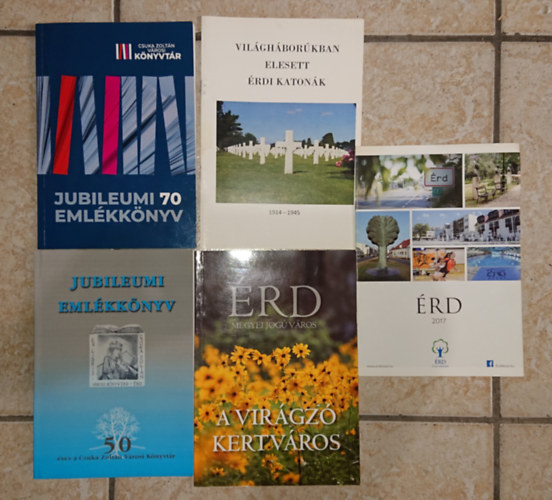 5 db Érddel kapcsolatos kiadvány: Jubileumi emlékkönyv, Jubileumi emlékkönyv 70, A világháborúban elesett érdi katonák, A virágzó kertváros, Érd 2017