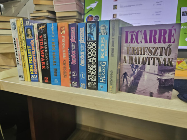 Ken Follett, Raymond Chandler, Richard Laymon, Jeffery Deaver, Thomas Harris, Murray Smith, Stuart Woods, Arthur Herzog, John le Carr� Michael Connelly - ---