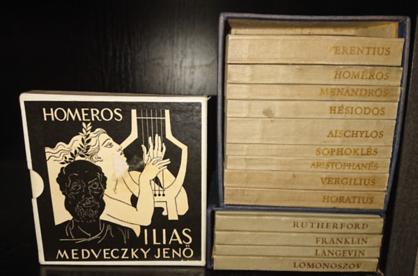 Trencs�nyi-Waldapfel Imre - 2 d�szdobozos minik�nyvcsomag aj�nd�k illusztr�lt "Ilias"-szal: Klasszikus arck�pek I-IX. + A tudom�ny olt�r�n I-IV.+ Aj�nd�k Ilias (Medveczky Jen� rajzaival)