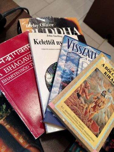 A. C. Bhaktivedanta Swami Prabhupada John Snelling Bhaktivin�d Th�kur T�chy Oliv�r - K�NYVMENT� AJ�NLAT, 5 DB. VALL�S. A b�lcsess�g kir�lya, Visszat�r�s - A reinkarn�ci� tudom�nya, Kelett�l nyugatig, A Bh�gavata, Buddha