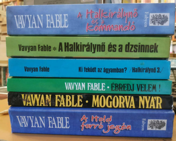 Vavyan Fable - 6 db Vavyan Fable: A Halkirálynő és a Kommandó; A Halkirálynő és a dzsinnek; Ki feküdt az ágyamban?; Ébredj velem!; Mogorva nyár; A Hold forró jegén