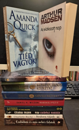 Cronin A.J., Csabai Mrk, Charlotte Roche, Johanna Lindsey, Arthur Madsen, Amanda Quick, Melissa Moretti, Jami Attenberg Daniel H. Wilson - 10 db-os szrakoztat irodalom KNYVMENT AJNLAT: Csaldom s mr nehz falatok+A szerelem szigete+Tid vagyok+Az eltkozott nap+Szved rejtekben+Mondd, hogy szeretsz+