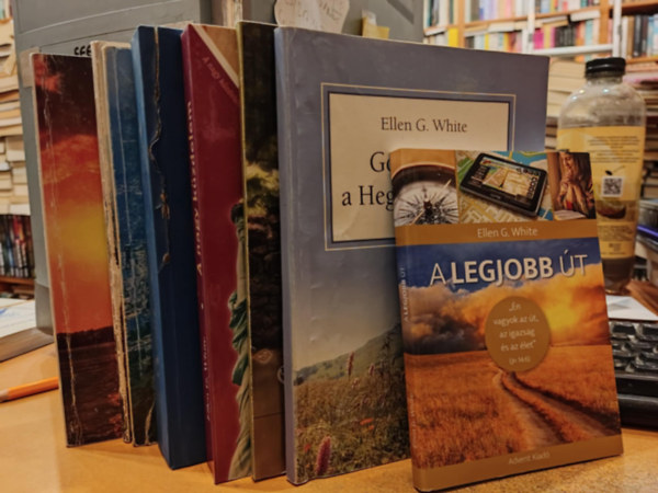 Ellen White - 8 db Ellen White: A boldogs�g �tj�n; A legjobb �t; A nagy k�zdelem; A vil�g rem�nye; Gondolatok a Hegyi Besz�dr�l; J�zus �lete; J�zushoz vezet� �t; Megszentelt �let
