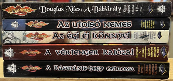 Linda P. Baker, Nancy Varian Berberick, Fergus Ryan, Richard A. Knaak Douglas Niles - Dragonlance: Koszhbor ciklus II-VI.: Az utols nemes, Az gi j knnyei, A bbkirly, A vrtenger kalzai, A Rsernts-hegy ostroma