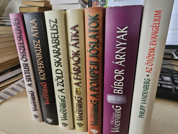 Philipp Vandenberg - 7db Vandenberg k�tet, K�NYVMENT� AJ�NLAT: A sixtusi �sszeesk�v�s+ Kopernikusz �tka+ A z�ld skarabeusz+ A f�ra�k �tka+ A pompeji j�slatok+ B�bor �rnyak+ Az �t�dik evang�lium