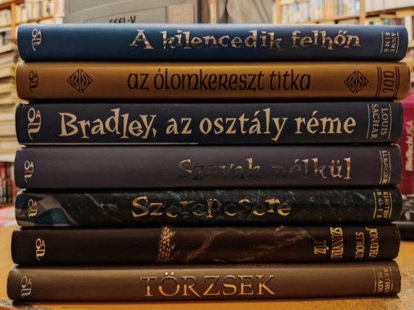 Louis Sachar, Anne Fine, Jonathan Stroud, E. L. Konigsburg, Arthur Slade, Avi Krispin, Kirsten Boie - 7 db ifjsgi: A kilencedik felhn; Az lomkereszt titka; Bradley, az osztly rme; Szavak nlkl; Szerepcsere (Mai koldus s kirlyfi); Szunnyad tz; Trzsek;