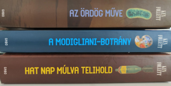Ken Follett - Az �rd�g m�ve + A modigliani-botr�ny + Hat nap m�lva telihold