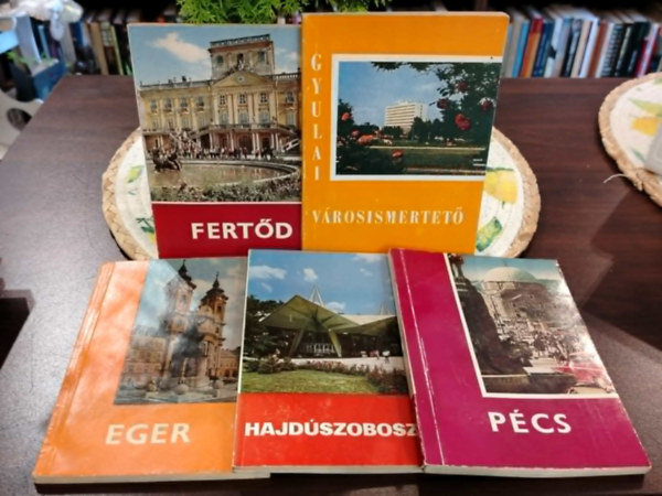 KÖNYVCSOMAG, 5 DB. - VÁROSISMERTETŐ FÜZETEK - Fertőd, Gyula, Eger, Hajdúszoboszló, Pécs