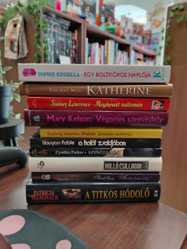 Sophie Kinsella Anchee Min Sidney Lawrence Mary Kelson Hedwig Courths-Mahler Vavyan Fable Cynthia Parker Melissa Moretti Patricia MacDonald - K�NYVMENT� AJ�NLAT, 10 db. Romantika. Egy boltk�ros napl�ja, Katherine, Megk�sett vallom�s, V�gzetes szenved�ly, Jolande esk�v�je, A hal�l zsoldj�ban, Szingli n�k, Hull�csillagok, Kir�lyi kapcsolat, A titkos h�dol�