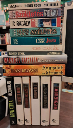 Michael Crichton, rpa Attila, Dan Brown, Steve Martini, Stephen White, Greg Iles, Allan Folson, John J. Nance Robin Cook - 16 db krimi, KNYVMENT AJNLAT: Szktets, Mhiba, Jrvny, Szlts, Lz, Agymoss, Holtomiglan, Angyalok s dmonok, Kritikus helyzet, A vdett tan, A spandaui fnix, Holnap utn, Hajsza az idvel