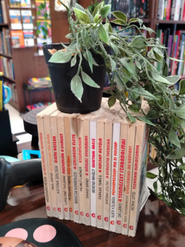 Dr. Paul Raths, Katona Zoltán, Lukács Ernőné-Tarján Rezsőné, Peter Kirchberg, Barcza Szabolcs, Helmut Lindner, Dr. Juhász Árpád, Berend Mihály, Farkas Tamás, Auer Kálm Hédervári Péter - KÖNYVMENTŐ AJÁNLAT, 15 DB. Gondolat Zsebkönyvek - A Föld különös jelenségei, Az állatok téli álma, Elemi részek, Megmérjük a világot, Régi autók, A csillagok élete , Atomenergia , A kőolaj nyomában , Genetikai ábécé , A holnap