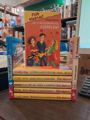 Thomas Brezina - 8 db-os Thomas Brezina KÖNYVMENTŐ AJÁNLAT: A hárpia nagynéni, Az éjféli parti, Az a boszorkányos szerelem!, Micsoda lökött família!, Legyen anyu a legmenőbb!, Hé, apu kevés a zsebpénz!, Boszik az iskolapadban, Boszorkányok kutyaszorí