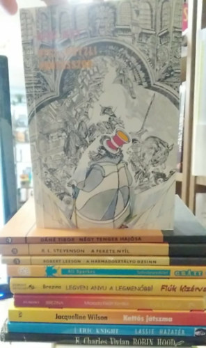 Eric Knight, Jacqueline Wilson, Thomas C. Brezina, Ali Sparkes, Robert Leeson, R. L. Stevenson, D�n� Tibor, Karl May E. Charles Vivian - 10 db-os K�NYVMENT� AJ�NLAT, ifj�s�gi: Robin Hood+ Lassie hazat�r+ Kett�s j�tszma+ Micsoda l�k�tt fam�lia!+ Legyen anyu a legmen�bb!+ Sz�cskesz�d�let (C.S.A.T.T.)+ Harmadoszt�ly� dzsinn+ A fekete ny�l+ N�gy tenger haj�sa+ Vitzlipu