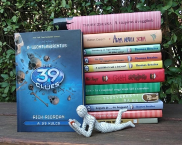 Rick Riordan, Thomas Brezina, Sohonyai Edit, Sharon Creech, Christine N�stlinger, Siobh�n Parkinson Thury Zsuzsa - 12 db-os K�NYVMENT� AJ�NLAT, ifj�s�gi: A t�zpiros �vegg�mb+ Anya n�lk�l soha+ A csontlabirintus+ Szem�veg �s fogszab�lyz�!+ Ami tilos, az roppant sz�rakoztat�!+ A sz�l�kkel csak a baj van+ Gr�ti szerelmes+ Le a csajokkal!+ Testv�r