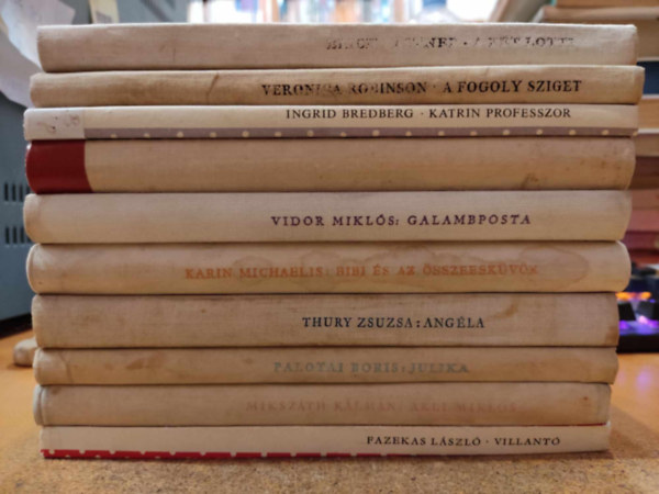 Ingrid Bredberg, Veronica Robinson, Fekete Gyula, Vidor Mikl�s, Karin Michaelis, Thury Zsuzsa, Palotai Boris, Miksz�th K�lm�n, Fazekas L�szl�, Erich K�stner - 10 db p�tty�s reg�ny: A k�t Lotti, Villant�; Akli Mikl�s; Julika; Ang�la; Bib �s az �sszeesk�v�k; Galambposta; Kincskeres� Pipit�r; Katrin professzor; A fogoly sziget