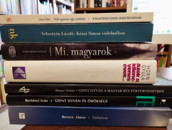 Sebesty�n L�szl�, Nemesk�rty Istv�n, Horn Gyula, Magyar Zolt�n, Bert�nyi Iv�n, Berecz J�nos L�ner P�ter - Magyar t�rt�nelem 7 db-os  K�NYVMENT� AJ�NLAT: A J�zsef Attila Sz�nh�z utols� k�t �vtizede, K�zai Simon v�delm�ben, Mi, magyarok, Azok a kilencvenes �vek..., Szent Istv�n a magyar kult�rt�rt�netben, Szent Istv�n �s �r�ks�ge, V