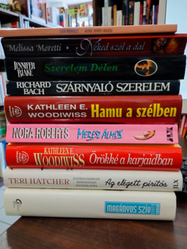 Teri Hatcher, Woodwiss E. Kathleen, Nora Roberts, Richard Bach, Jennifer Blake, Melissa Moretti, Louis Bronfield Katherine Stone - Romantikus 9 db-os K�NYVMENT� AJ�NLAT: Mag�nyos sz�v, Az el�gett pir�t�s, Mer�sz �lmok, Hamu a sz�lben, Sz�rnyal� szerelem, Szerelem D�len, Neked sz�l a dal, Akinek minden siker�lt