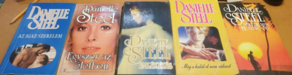 Danielle Steel - 5 db Danielle Steel: Az igaz szerelem; Egyszer az letben; Emlkezs; Mg a hall el nem vlaszt; Szerelmem Hollywood