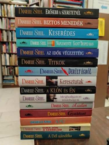 Danielle Steel - KÖNYVMENTŐ AJÁNLAT, 15 db. Danielle Steel. Erősebb a szeretetnél+ Biztos menedék +Keserédes+ Naplemente Saint Tropez-ban+ Az idők végezetéig+ Titkok +Derült égből+ Keresztutak+ A klón és én+