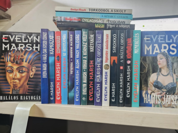 Evelyn Marsh - 20db Evelyn Marsh, K�NYVMENT� AJ�NLAT: Sirokk�+ A m�ltai orvos+ K�ny�rtelen�l+ Menek�l�s+ Hamis j�tszma+ �lom vagy val�s�g+ Vihar a k�rh�z felett+ Kr�tak�r+ Az orvosi esk�+ V�gzetes tal�lkoz�s+ Hal�los ragyog�s+ A hal�l csak